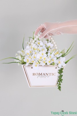 Yapay Çiçekli Romantic İnci Kulp Çantalı Aranjman Model 44 - Yapay Çiçek Sitesi