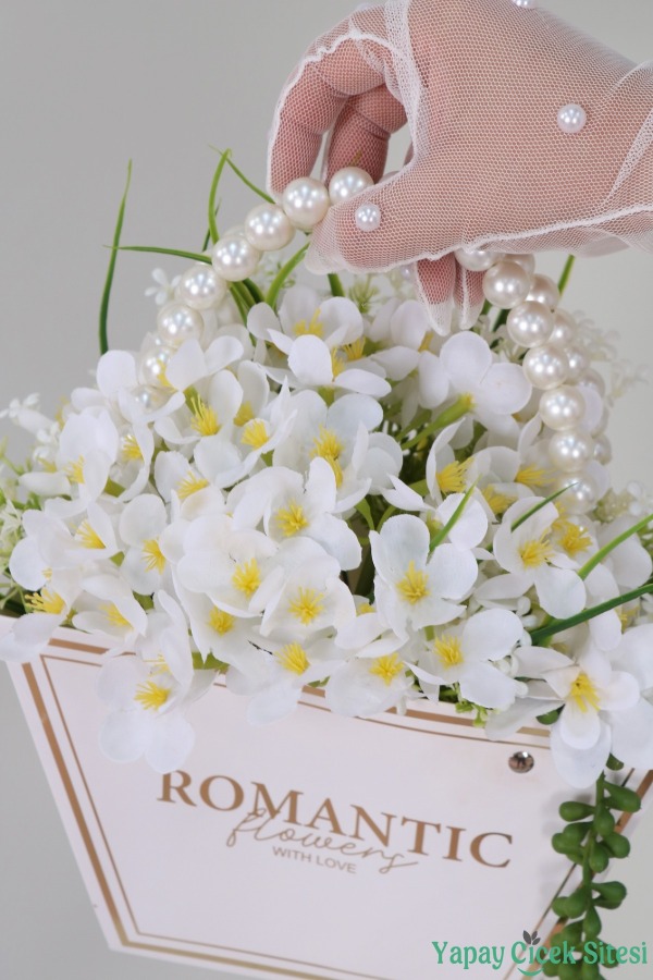 Yapay Çiçekli Romantic İnci Kulp Çantalı Aranjman Model 44 - 4