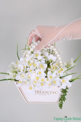 Yapay Çiçekli Romantic İnci Kulp Çantalı Aranjman Model 44 - 5