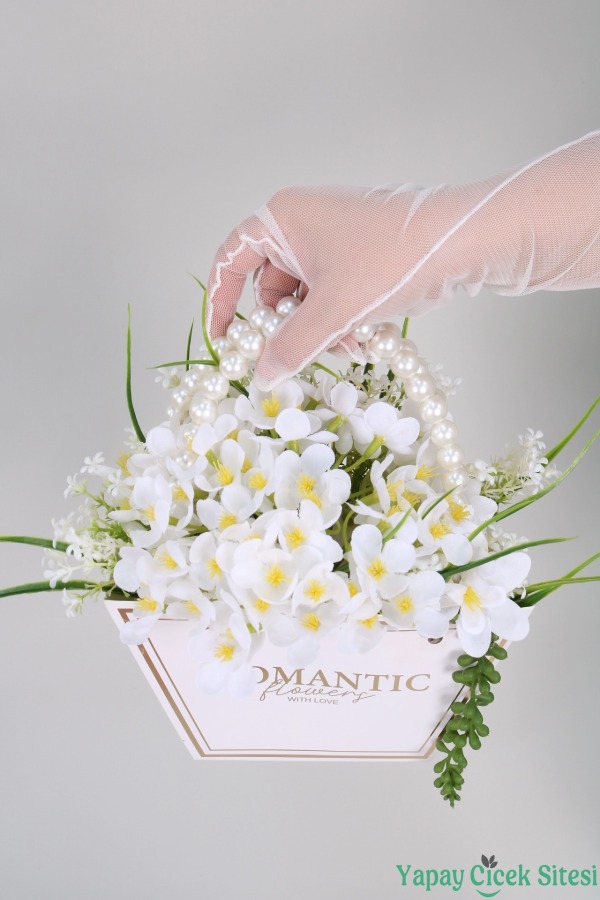 Yapay Çiçekli Romantic İnci Kulp Çantalı Aranjman Model 44 - 5